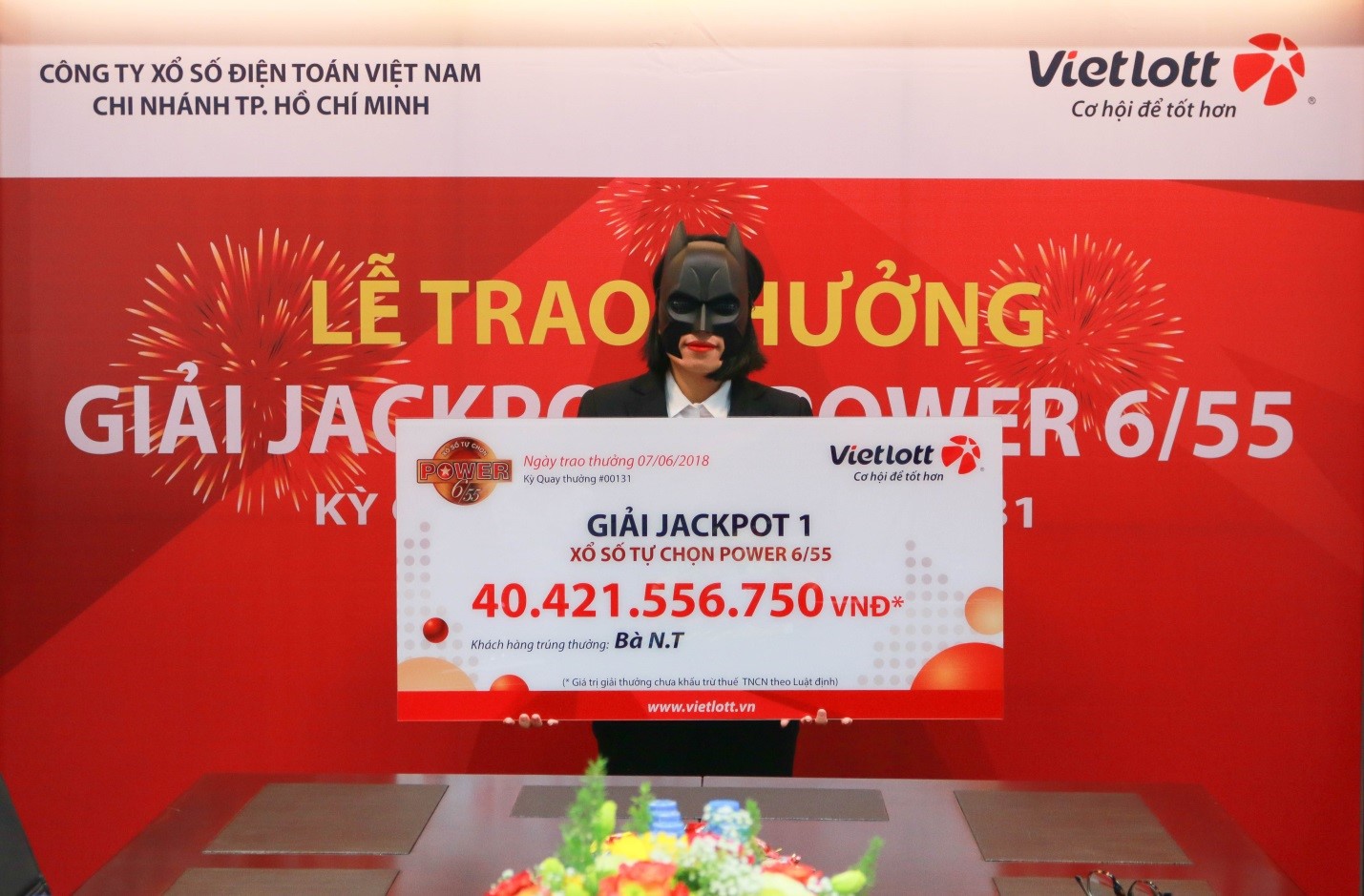 Chị N.T đeo mặt nạ nhận giải thưởng Vietlott 40 tỉ đồng