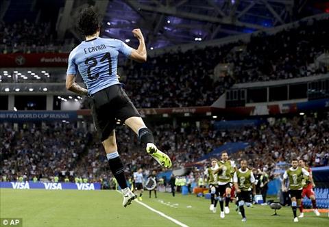 Cavani ghi bàn giúp Uruguay tái lập thế dẫn bàn.